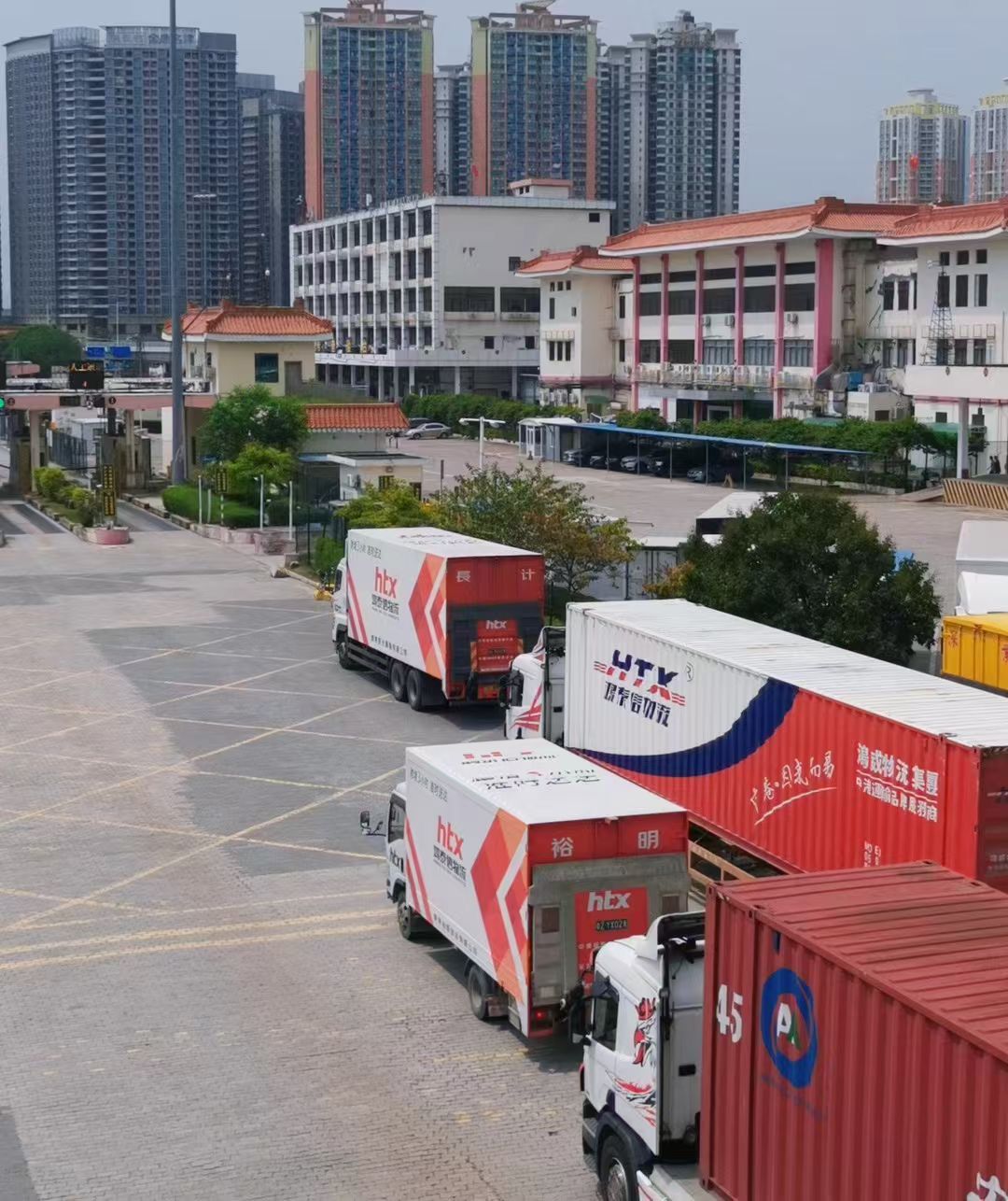 鴻泰信中港跨境物流車隊(duì)